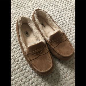 EXCELLENT condition UGG moccasins!!